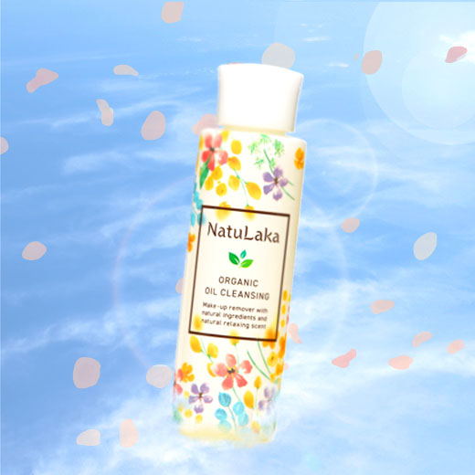 水色の背景に置かれたNatuLakaオーガニックオイルクレンジング